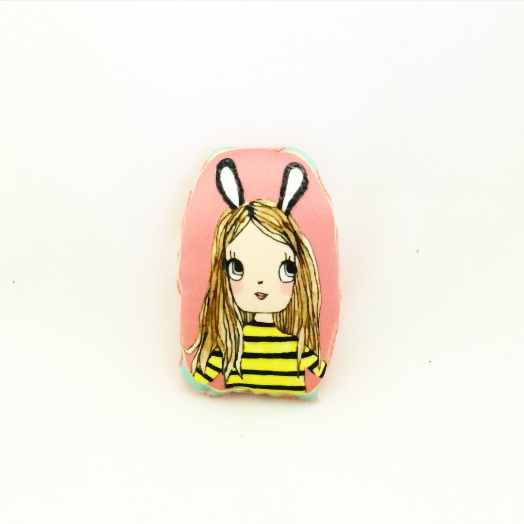 Cyrano Pillow mini (Brooch) - Bunny. - 胸针 - 其他材质 粉红色