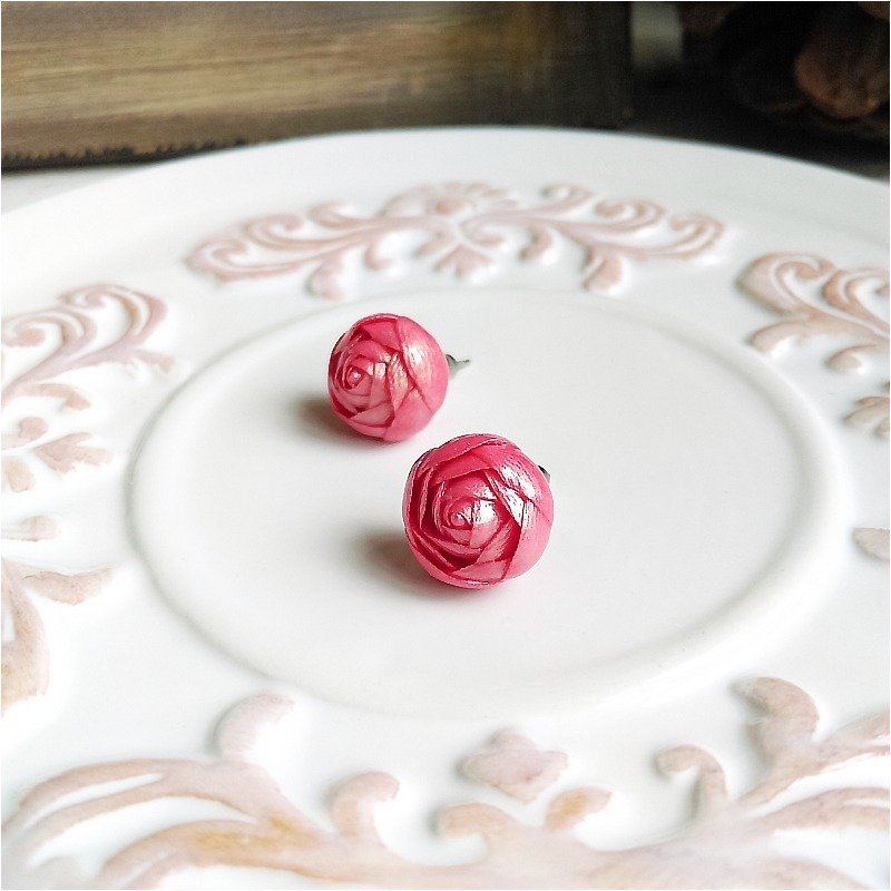 【含苞待放．致青春】[夏日的红]．手工玫瑰．不绣钢耳针．{针式 / 夹式} - 耳环/耳夹 - 其他材质 红色