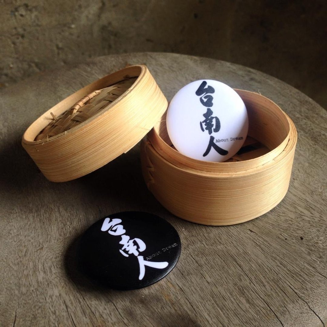 ■ 霸气台南人认证别针(两颗一组) - 胸针 - 塑料 