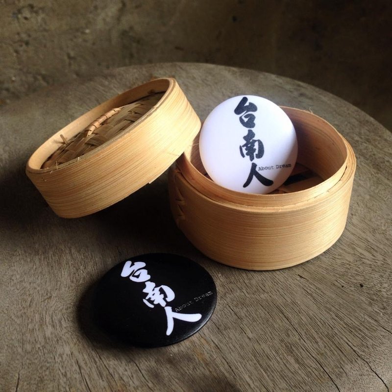 ■ 霸气台南人认证别针(两颗一组) - 胸针 - 塑料 