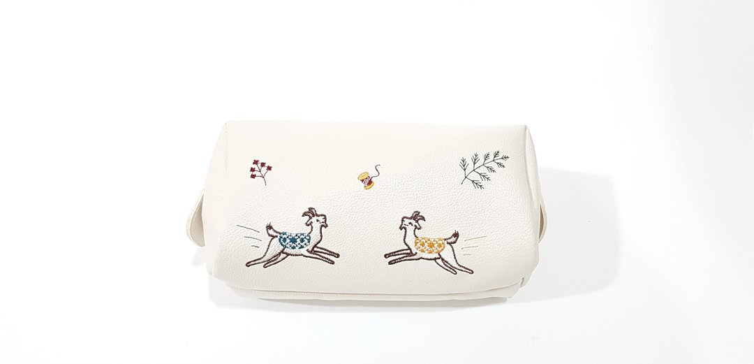 Goat Cosmetic Purse (white) - 皮夹/钱包 - 纸 白色