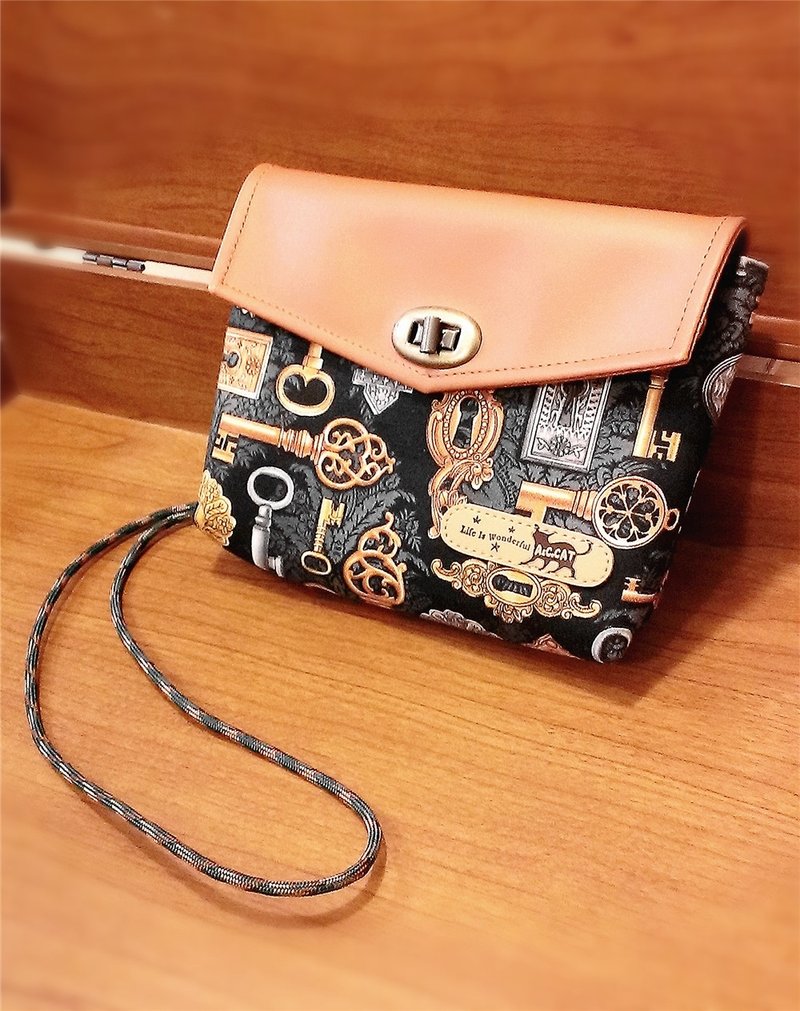 【巧手猫x城市猫】斜背包  转扣转扣 信封包 相机收纳包 钥匙 复古 - 侧背包/斜挎包 - 其他材质 黑色