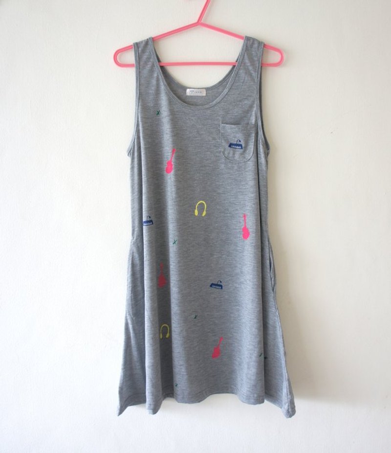 我最喜欢的rock band 长长口袋背心洋装（浅灰色最后一件） - 裙子 - 棉．麻 灰色