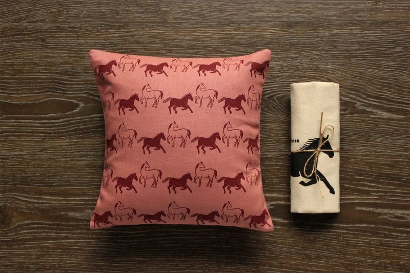 好日推好物特别组合：印花乐马马抱午安枕提袋组（豆沙色） - 玩偶/公仔 - 其他材质 