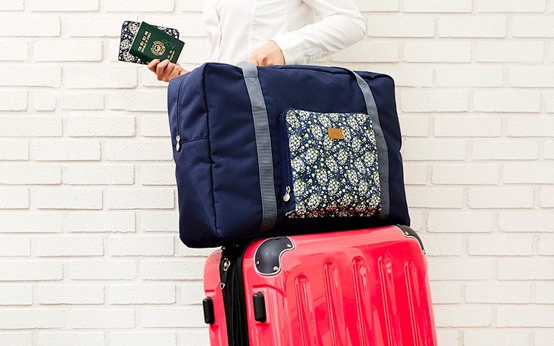 ARDIUM 花漾旅行摺叠收纳包 - 深蓝樱花 - 侧背包/斜挎包 - 其他材质 蓝色