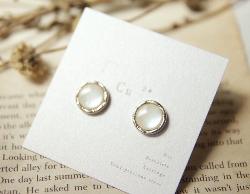 复古手工耳环　银色乳白色 ☞ 【静好】 - 耳环/耳夹 - 塑料 白色