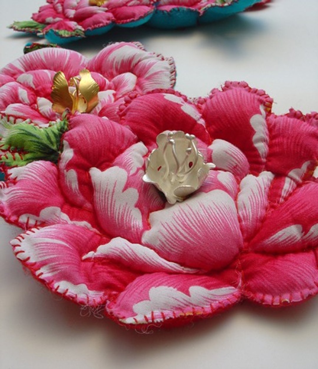 牡丹花型胸针与纯银结合/老阿嬷的新时尚,手作的诗,爱自己,幸福中 - 胸针 - 其他材质 