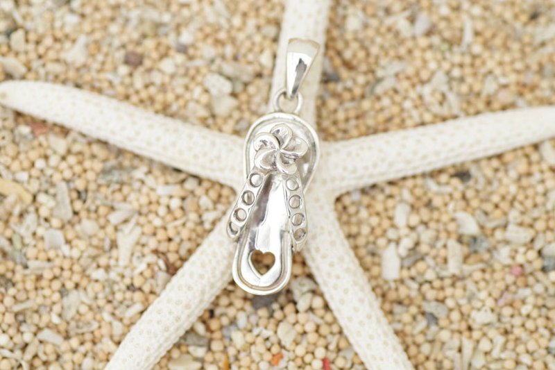 Silver pendant top of flip flops - 项链 - 其他金属 灰色