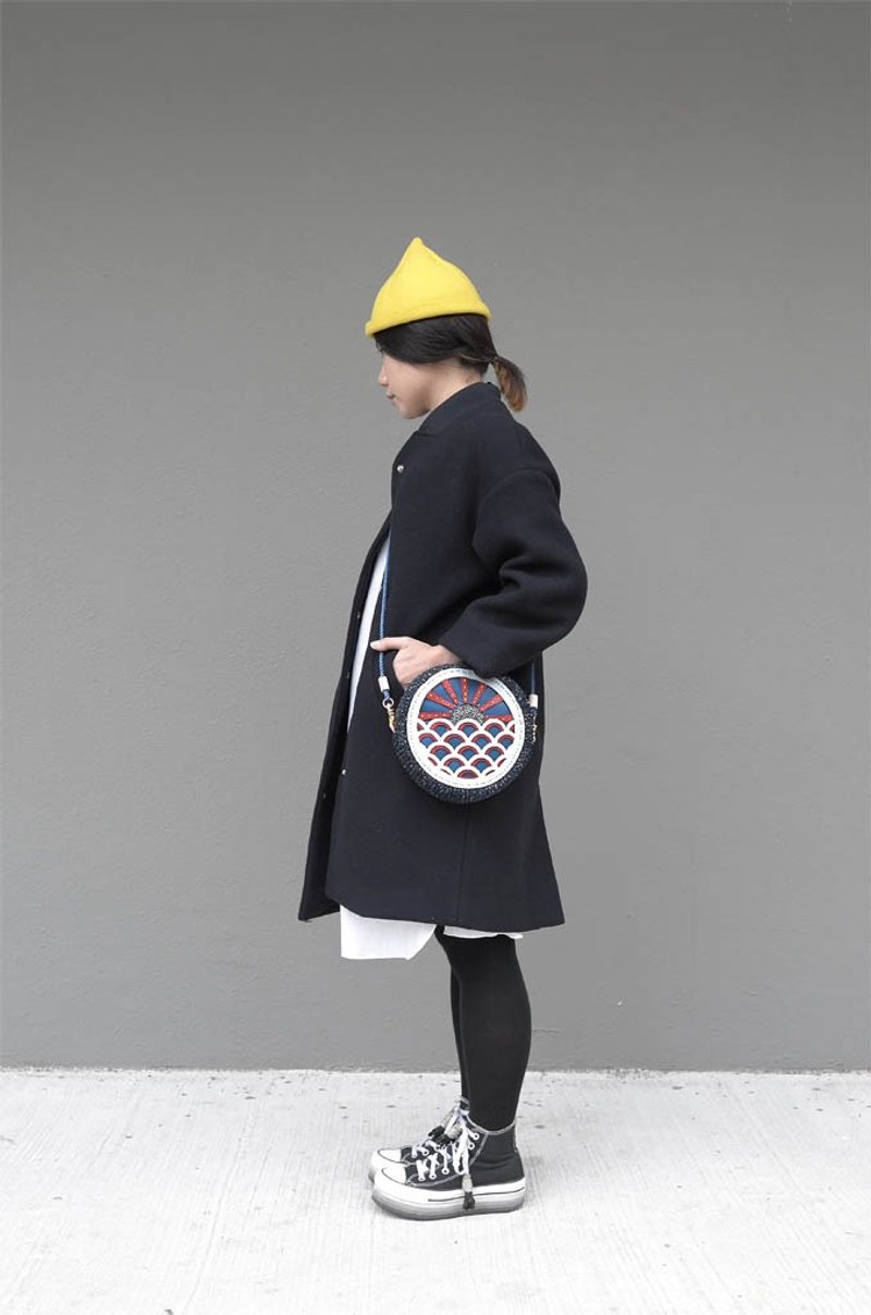 全手皮革并合手织线圆形包 leather mix with yarn Cicle Bag - 手提包/手提袋 - 其他材质 蓝色