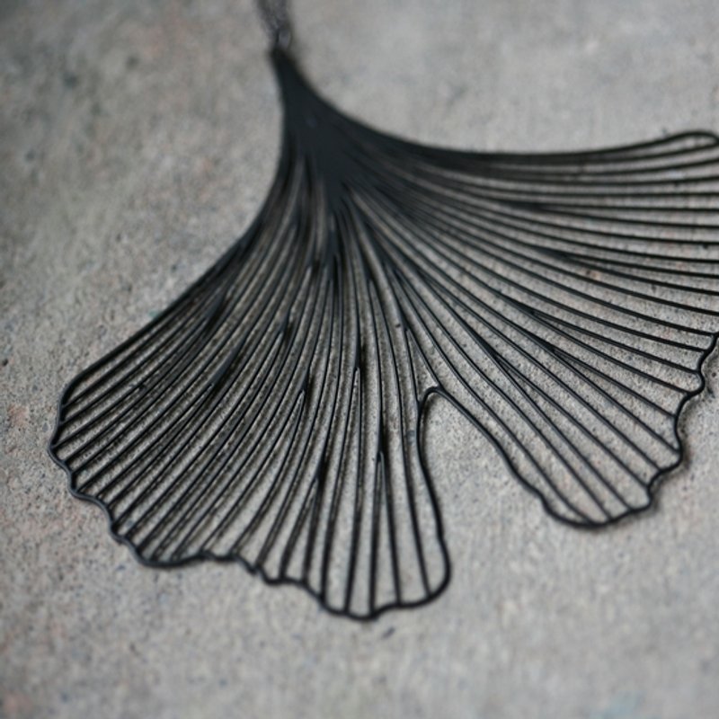 黑银杏项链 Black Ginkgo Pendant (L)  - 项链 - 其他金属 