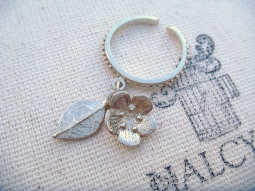 Little Daisy Ring - 戒指 - 其他金属 白色