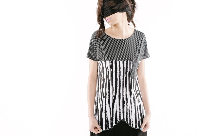 【Top】波浪下摆拼接上衣 < 黑白+黑点/ 蓝+条纹 x2色> - 女装 T 恤 - 其他材质 多色