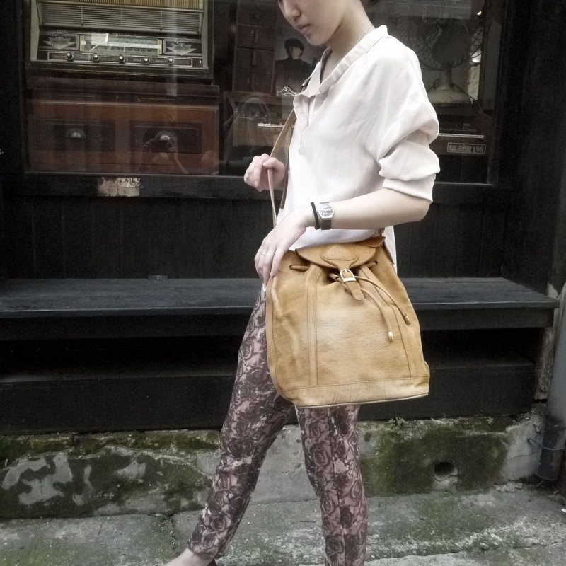 夕卡 ShiKa// Vintage Bag 经典象皮棕色侧背束口包 {A1-146} - 侧背包/斜挎包 - 其他材质 咖啡色