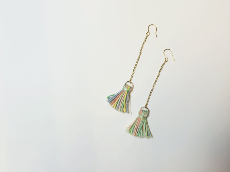 Marygo［垂坠迷你彩色小流苏］耳环 - 耳环/耳夹 - 其他金属 多色