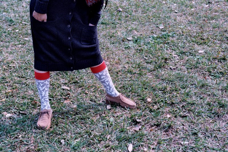 On sale - 珊瑚白化 / 及膝长袜 - 灰红色 - 袜子 - 棉．麻 灰色