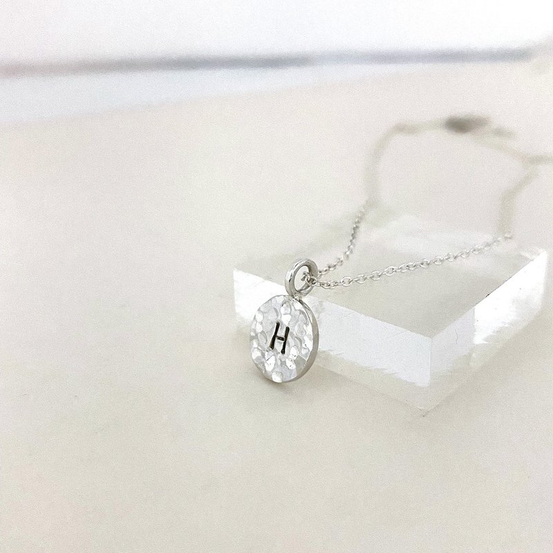 敲打纹圆牌项链(小) 925纯银 定制化英文字母 - 项链 - 纯银 银色