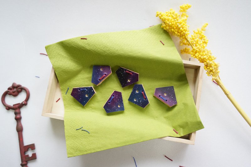 *限量*手染宇宙系列别针 / 胸针。饰品 毕业 纪念 刻字 圣诞节 交换礼物 - 胸针 - 真皮 蓝色