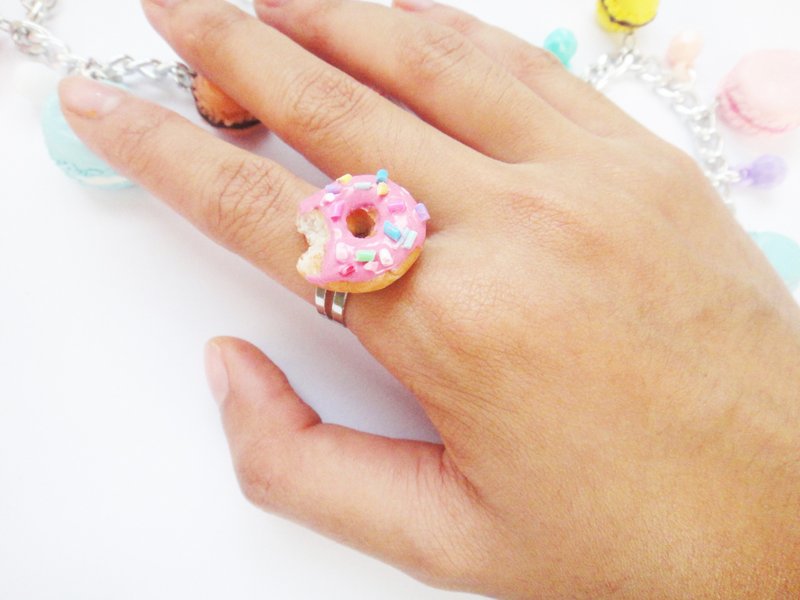 咬过一口的草莓甜甜圈戒指 - 戒指 - 粘土 粉红色