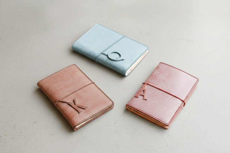 【Bloom】The Draft 擦蜡皮双折护照套, 记录旅途的色泽变幻 - 护照夹/护照套 - 真皮 多色