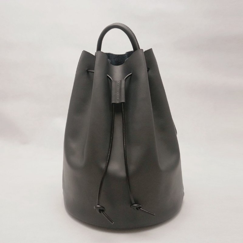 Bert伯特．侧背束口桶包．灰黑色 / 皮革 / RRENAE Leatherware - 侧背包/斜挎包 - 真皮 黑色