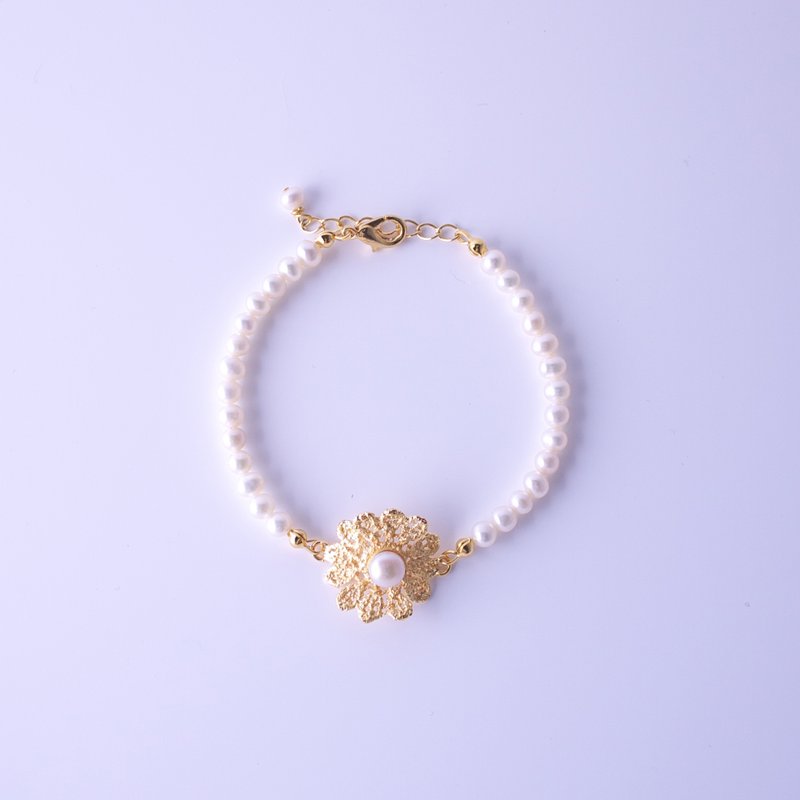 礼物_蕾丝金铜花珍珠手链Choccy - 手链/手环 - 宝石 灰色