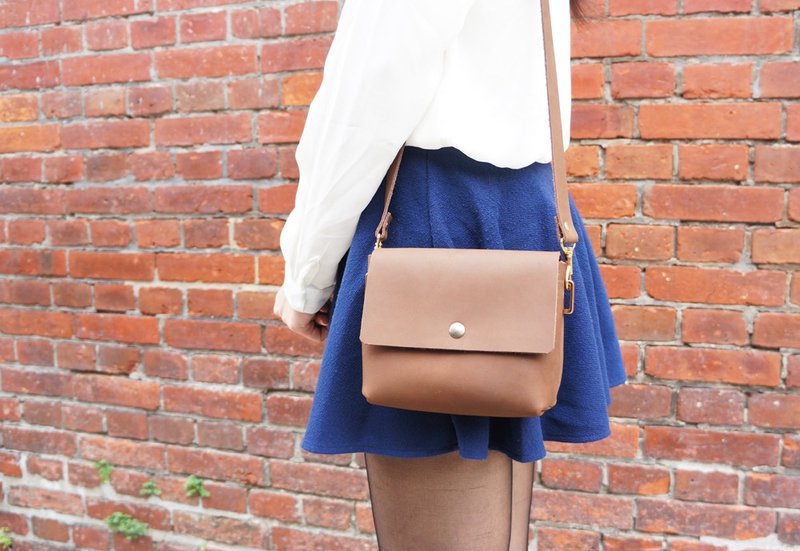 【磨面牛皮】小肩侧背咖啡 （免费印字服务） - 后背包/双肩包 - 真皮 橘色