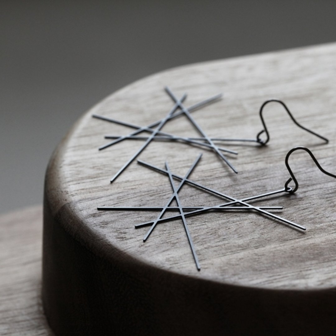 黑线耳环 Black Line Earrings - 耳环/耳夹 - 其他金属 