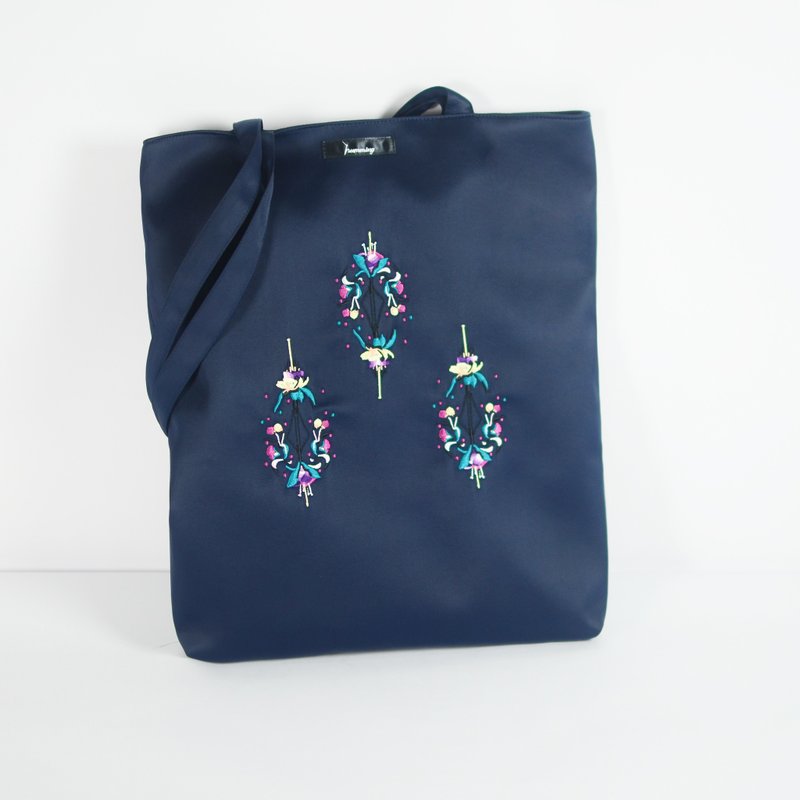 humming-吊灯花 Embroidery Bag 〈刺绣托特包〉 - 侧背包/斜挎包 - 其他材质 蓝色
