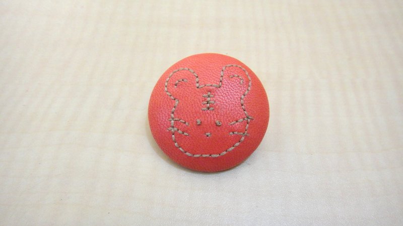 手感皮革包扣别针-小老虎 - 胸针 - 真皮 红色