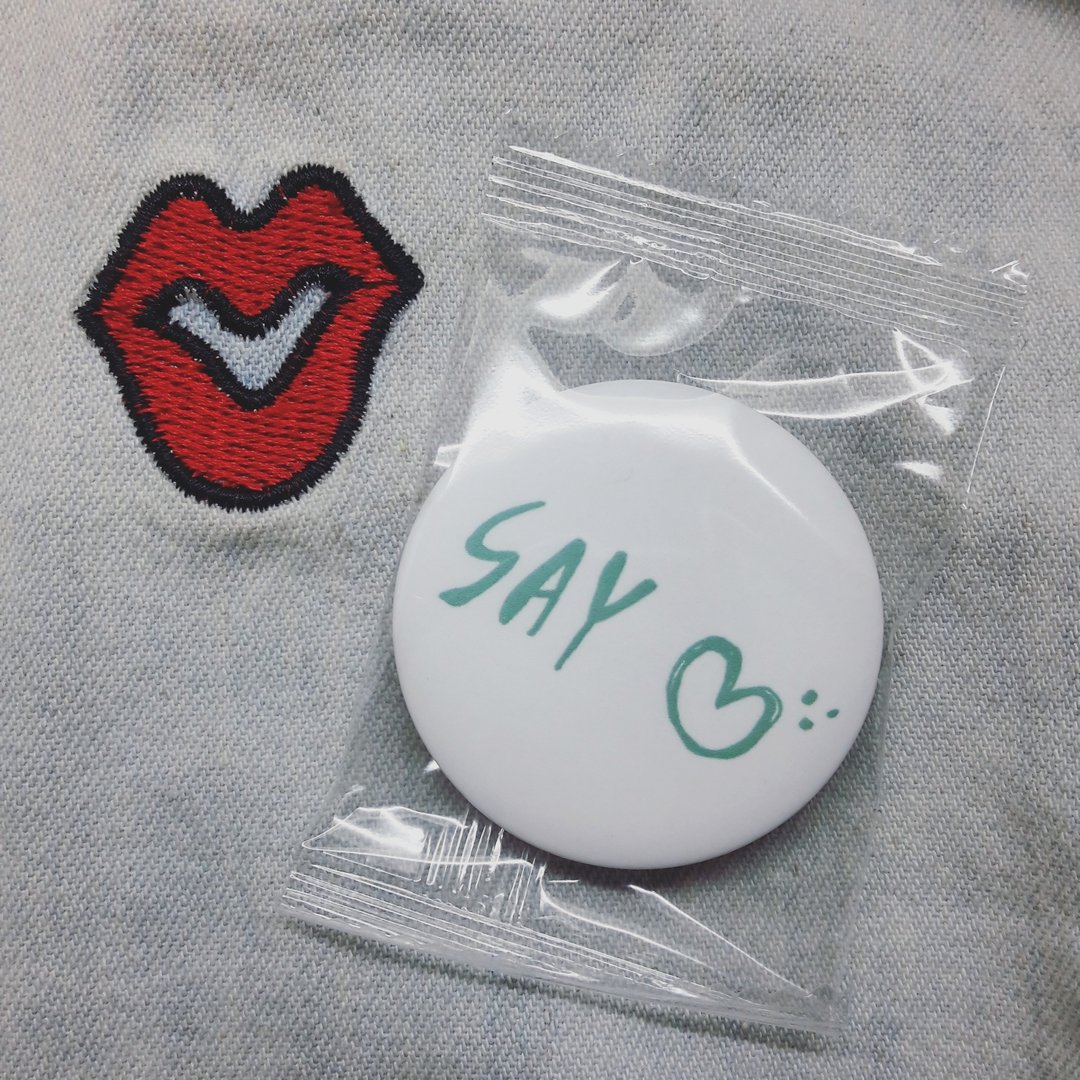 / 说爱 ; Say Love / 雾面胸章-44mm - 徽章/别针 - 塑料 