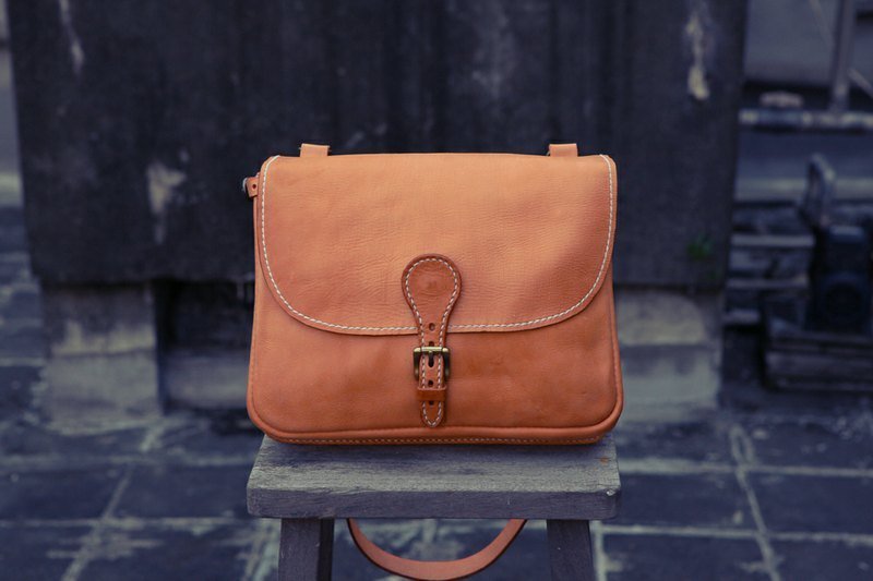 A ROOM MODEL - │ LEATHER COLLECTION │ NO.5 原皮色马鞍包 - 侧背包/斜挎包 - 真皮 卡其色