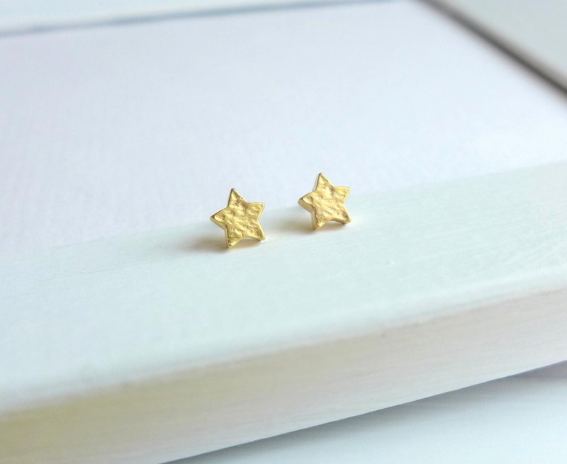 【N.U. Studio】 小星星陨石 耳环--金色款(可改夹式耳环) - 耳环/耳夹 - 其他金属 