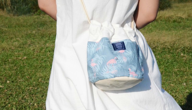 ::浏海树:: 侧背水桶包＿水蓝底红鹤 - 侧背包/斜挎包 - 其他材质 蓝色