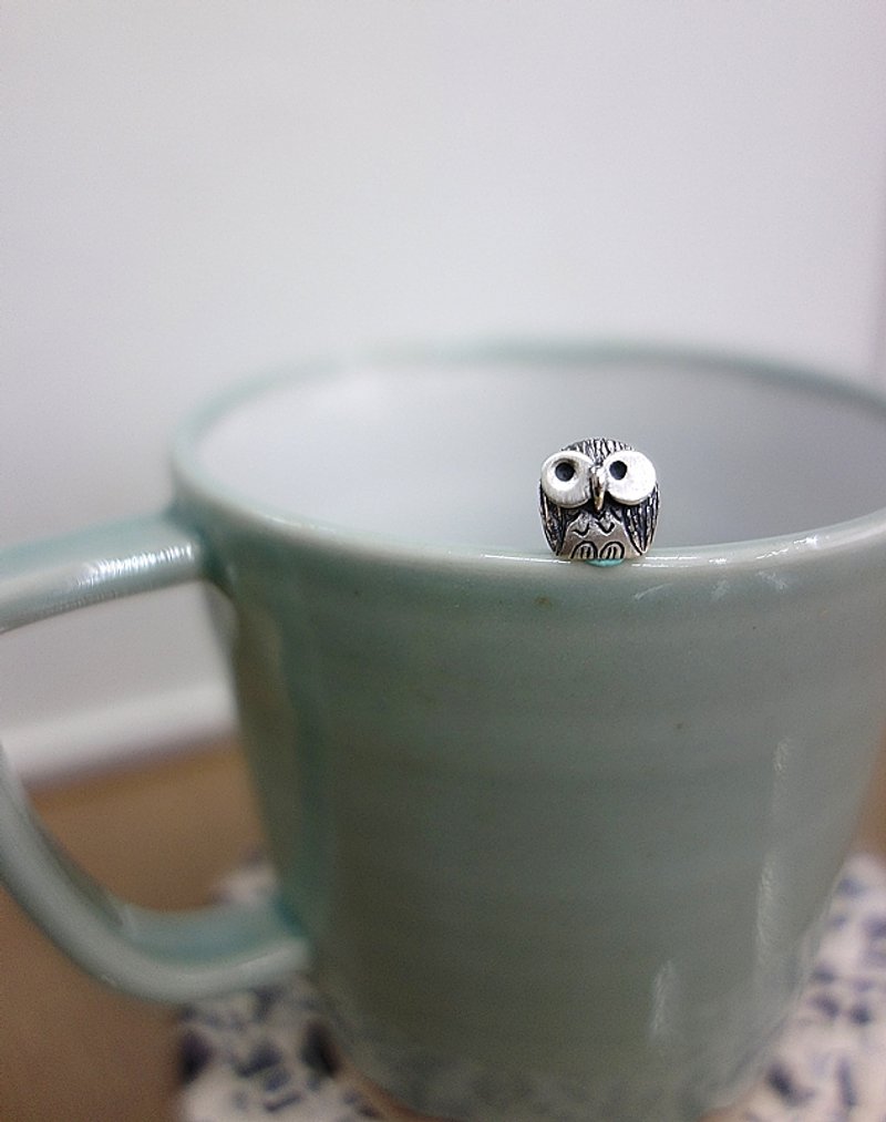 **~单身猫头鹰"卡卡"纯银耳环<此区只有一个喔~>**  羊+纯手作 - 耳环/耳夹 - 纯银 银色