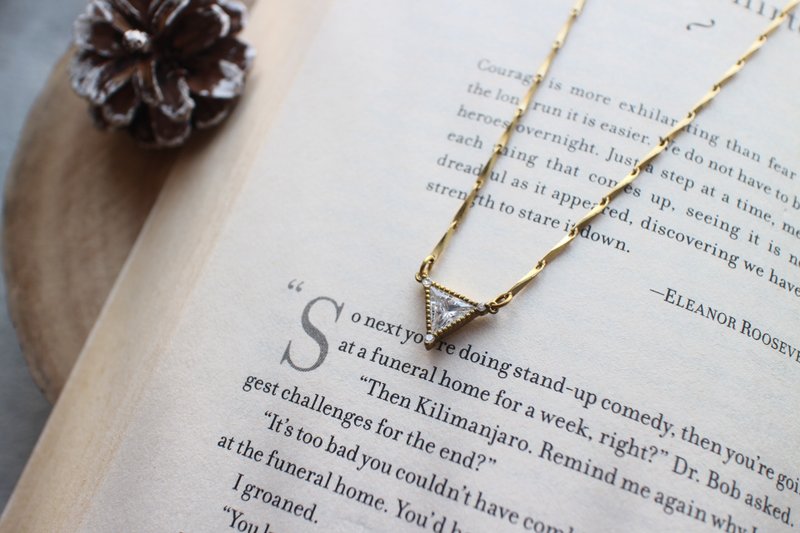 恋恋三角-锆石 黄铜项链 - 项链 - 其他金属 