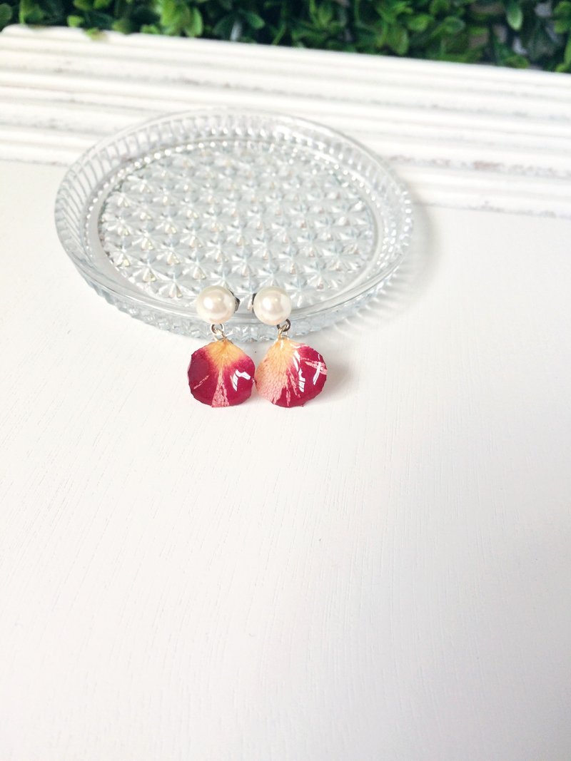 *Haku·Neko* 红色云石纹玫瑰花真花珍珠吊饰耳环 - 耳环/耳夹 - 植物．花 多色