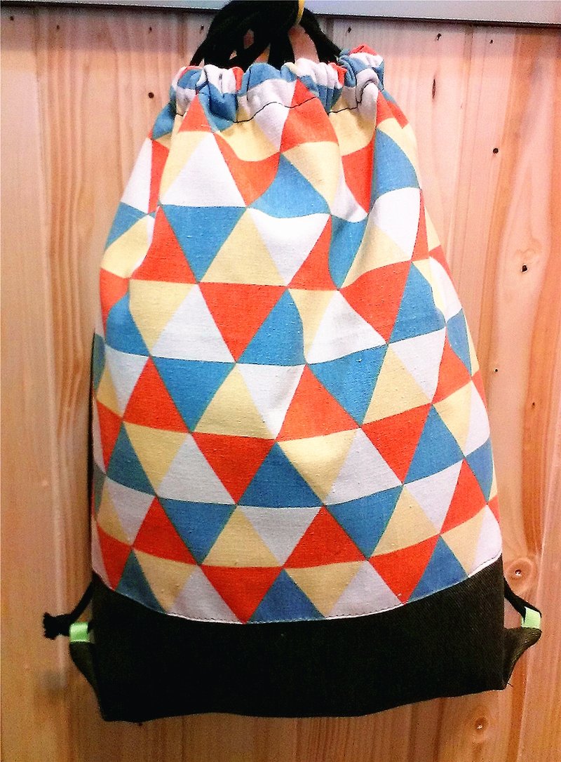 【巧手猫x城市猫】束口包 后背包 纯棉  几何 三角 北欧  黑色牛仔布底((新春优惠95折)) - 束口袋双肩包 - 棉．麻 红色