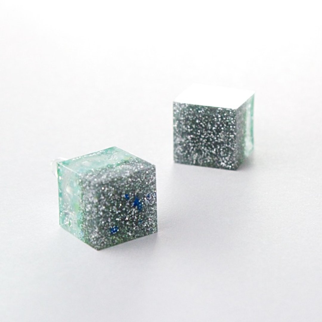Cube Pierce (spring) - 耳环/耳夹 - 其他材质 灰色