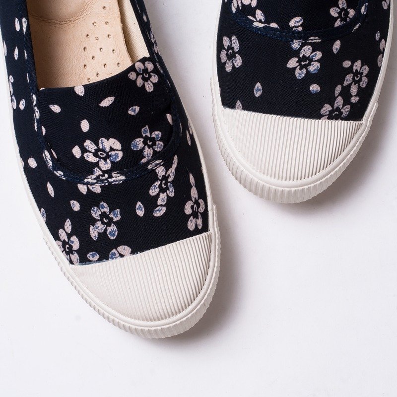 周年庆88折现折141元 | 菓菓日 | 靛蓝碎花布.日式花布鞋.娃娃鞋 - 女款休闲鞋 - 其他材质 蓝色