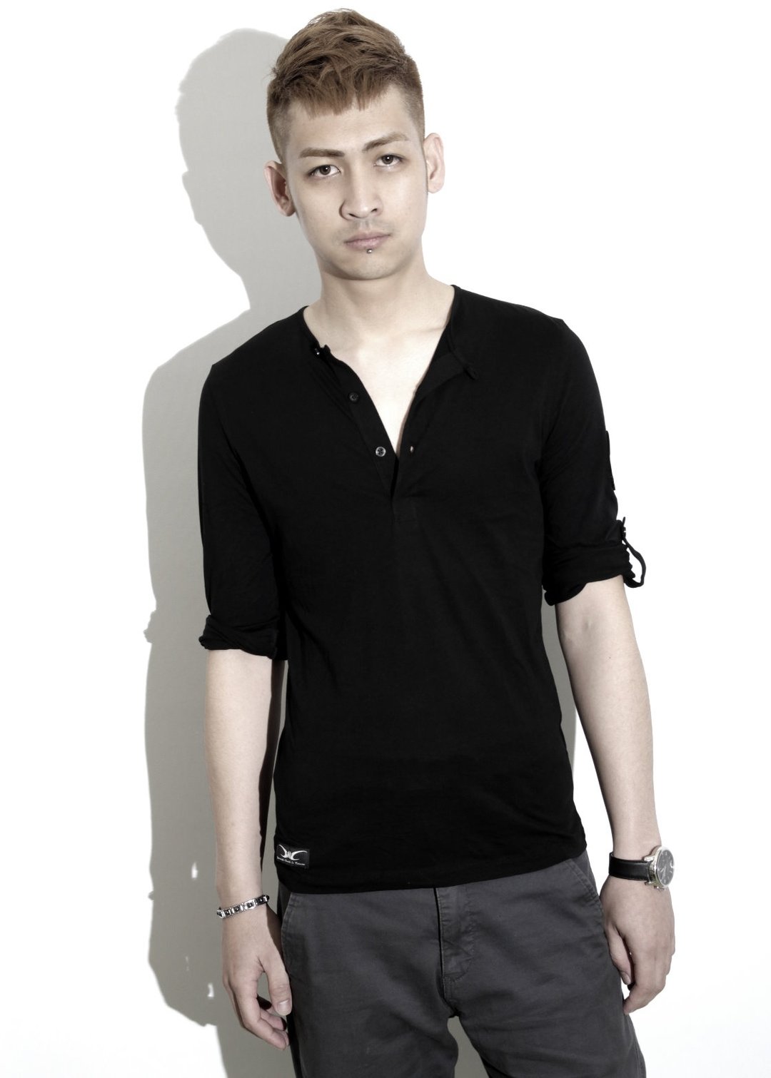 【S.H In Taiwan】Taiwan Code +886系列_经典黑色亨利领可卷袖长袖T恤 (男女共穿长T) - 男装上衣/T 恤 - 棉 黑色