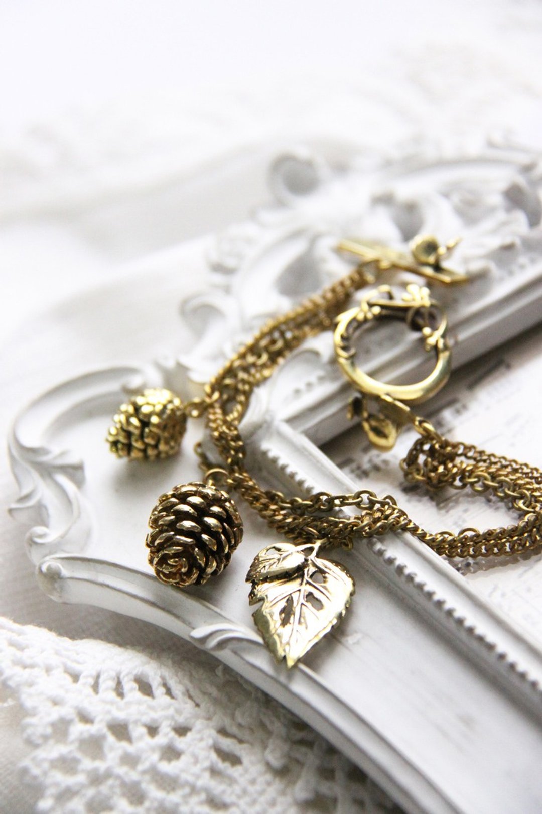 Pine cones and leaf bracelets by linen. - 手链/手环 - 其他金属 
