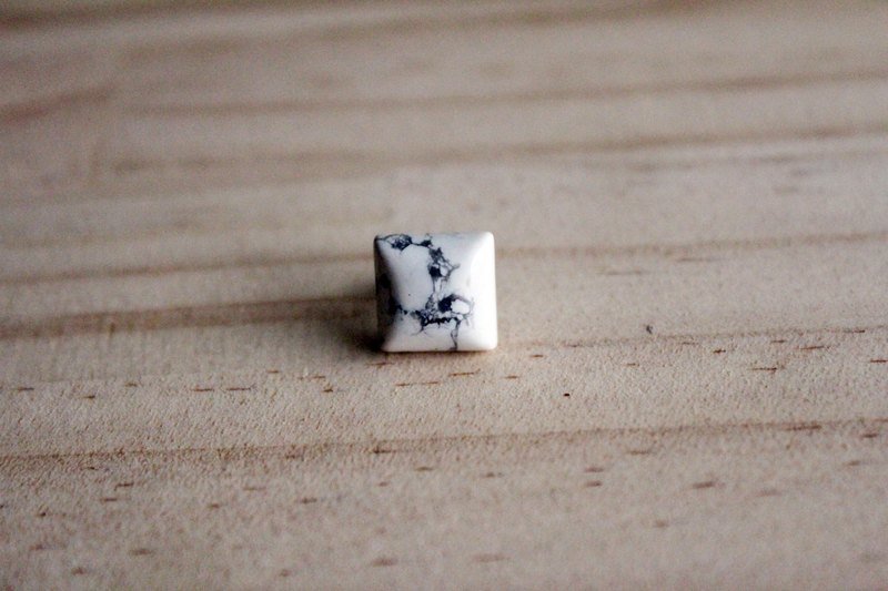 Geometric earrings ▴ ● ■ 白纹石正方形不锈钢单边耳针款 - 耳环/耳夹 - 宝石 白色