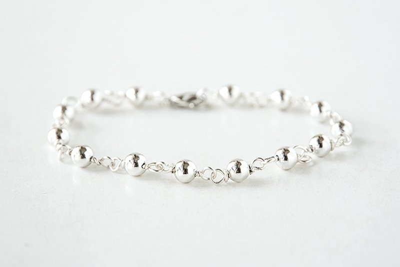 银色饰珠典雅手链 /金属线/串珠/皮革物/手作/ - 手链/手环 - 其他材质 灰色