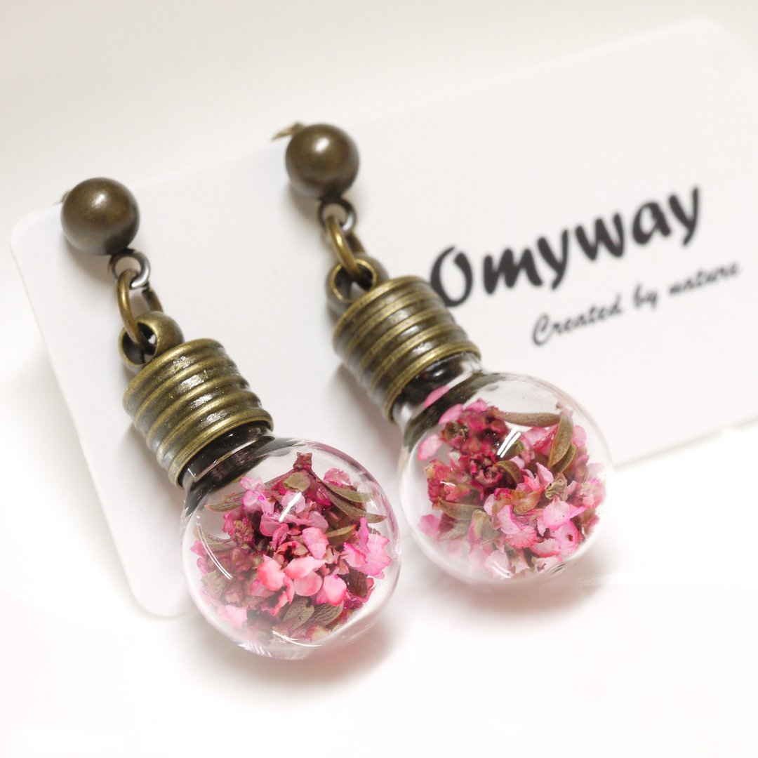 “爱家作-OMYWAY”DIY 手工制作 干花 押花 钻石花 粉红 灯泡 玻璃球 耳钉 耳环 - 耳环/耳夹 - 玻璃 白色