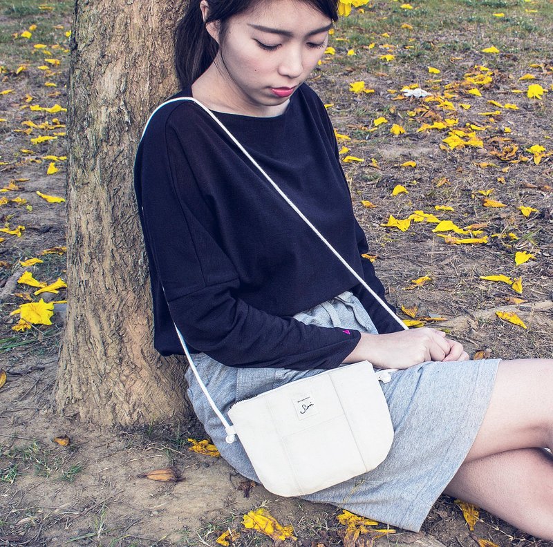 SUMI Original 旅行侧背小包_5SB901_米白_蓝底白点/红底白点 - 侧背包/斜挎包 - 其他材质 白色