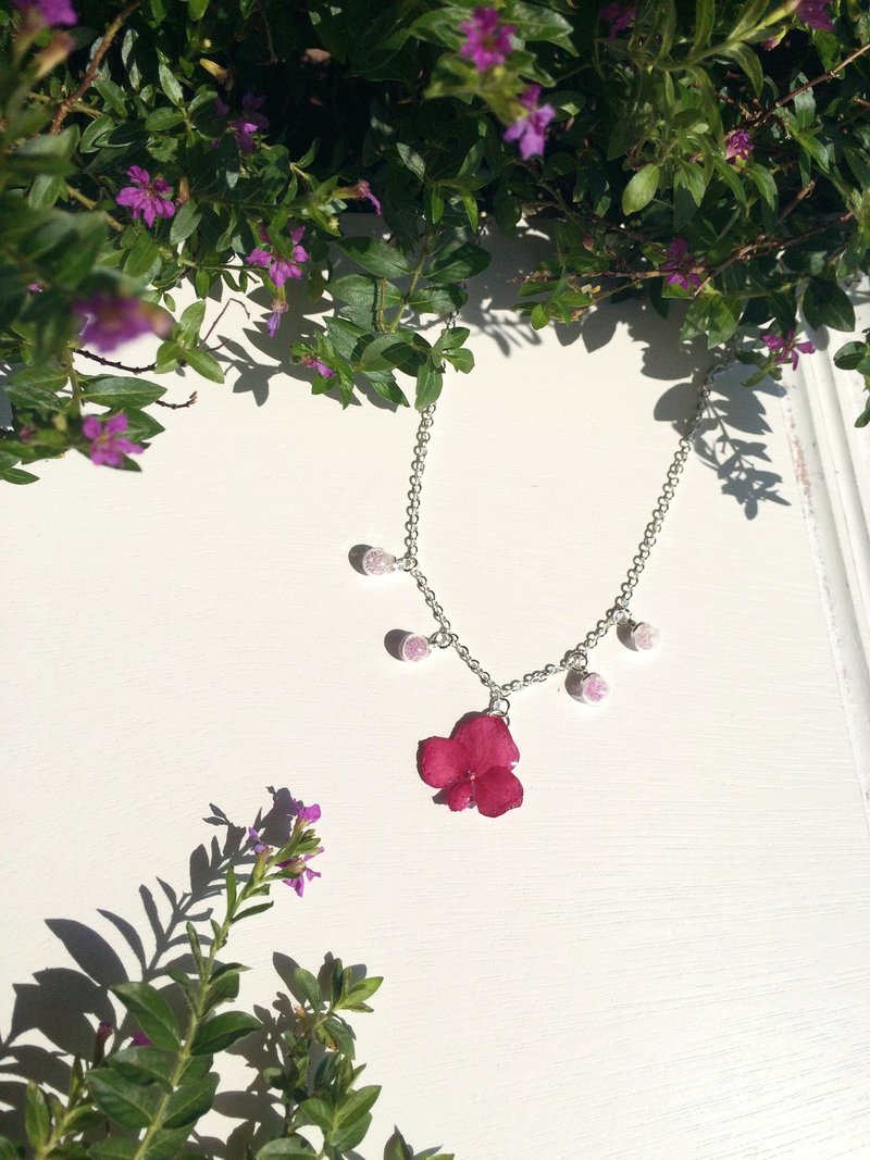 *Haku·Neko* 桃红色绣球花迷你水晶小球真花颈链 (锁骨链) - 颈链 - 玻璃 粉红色