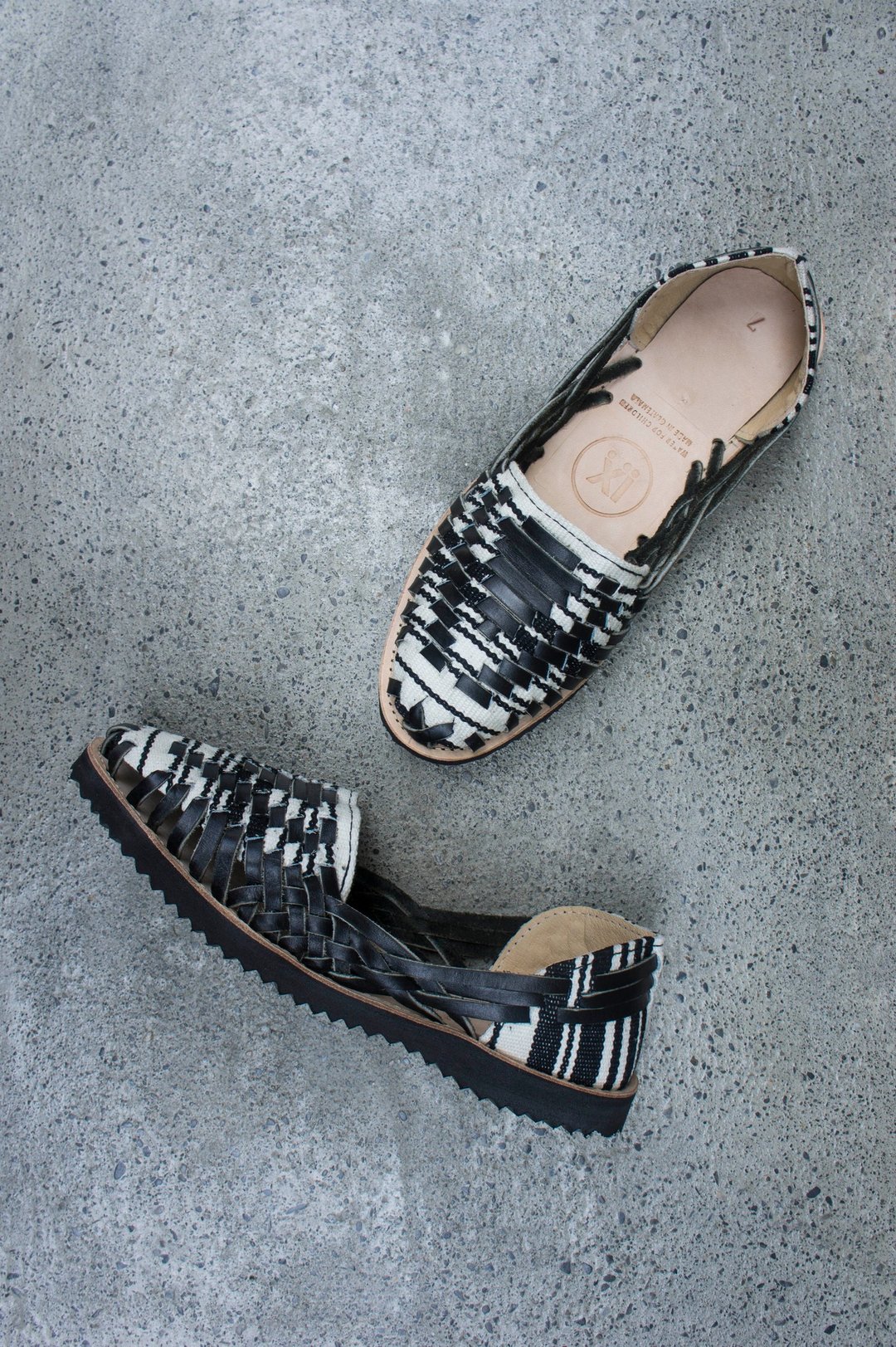 Ix Style Woven Leather Huarache Sandal in Black & White 手工编织凉鞋 - 黑白编织  US 5  / US 6 - 男女凉鞋 - 真皮 黑色