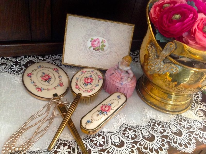 ♥安妮疯古物♥ 西洋古董珠宝 1940年英国制手工绣花粉红玫瑰手拿镜 化妆镜 古董镜 - 其他 - 其他材质 金色