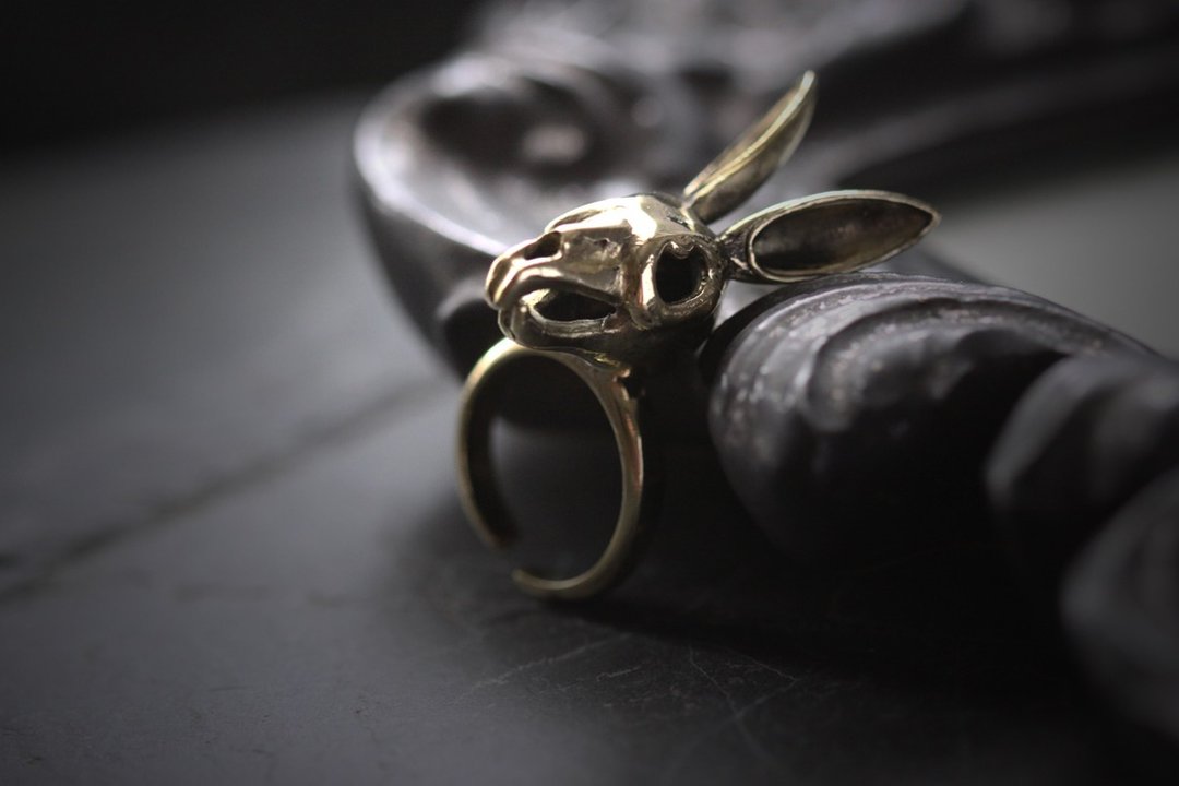 Rabbit Skull Ring by Defy. - 戒指 - 其他金属 金色