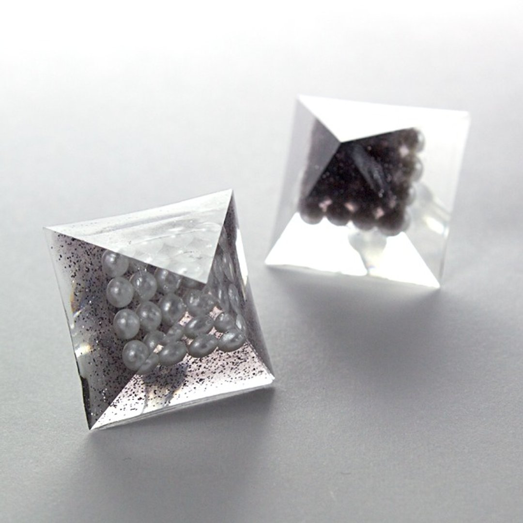 Pyramid earrings (stratum Black) - 耳环/耳夹 - 其他材质 黑色